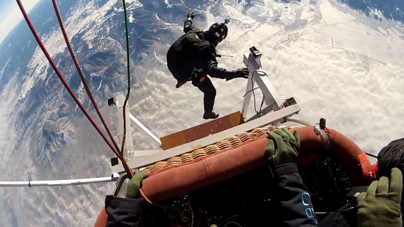 Dan Chiriac: “După doi ani de pregătiri, am sărit cu paraşuta doar de la 7.003 metri!”
