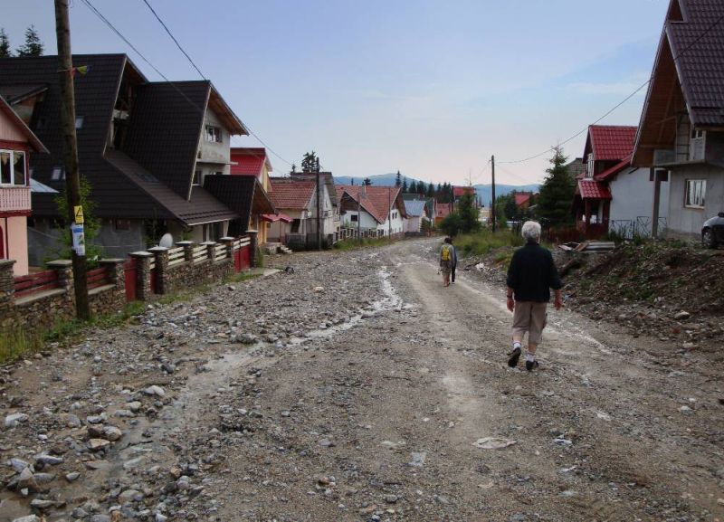 Prin negociere directă, Firma afaceristului Mitroi a săpat şanţuri în Rânca, pe banii Primăriei Novaci