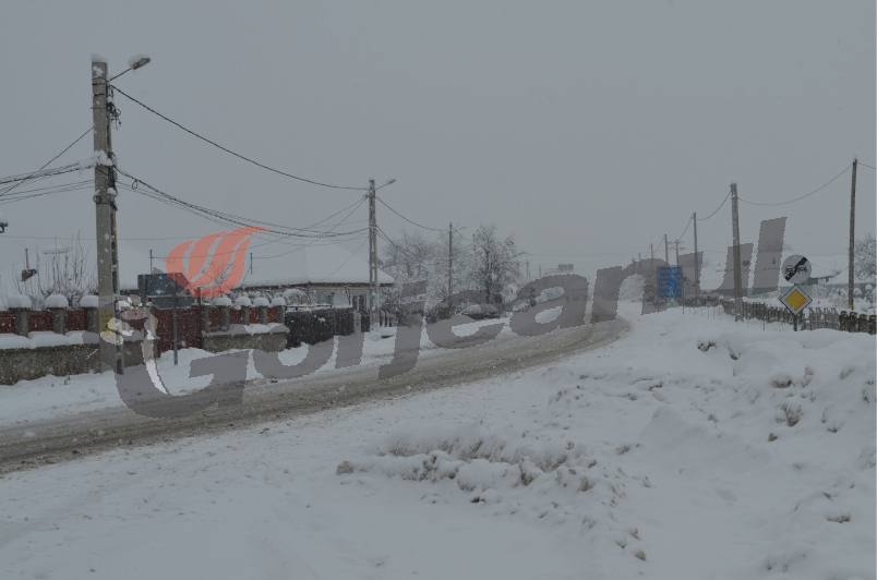 Aproape 1.500 tone de material antiderapant, pe drumurile din Gorj