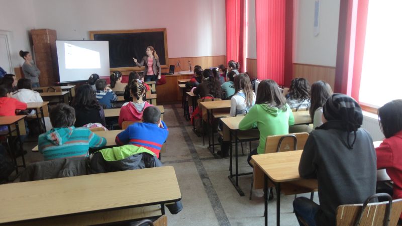 Elevii gorjeni, buni la dezbateri