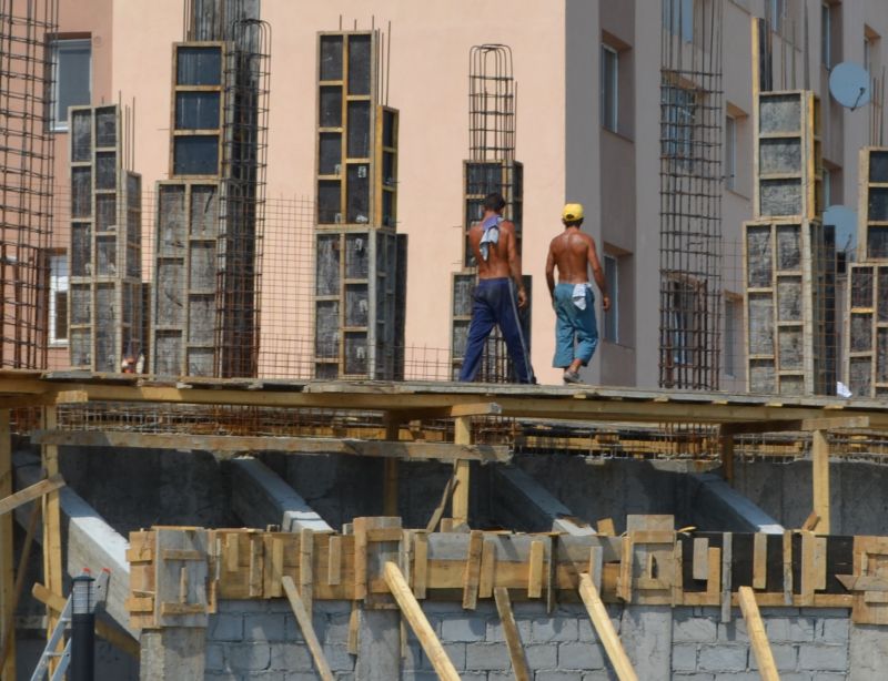 Munca la negru, nelipsită în domeniul construcţiilor din Gorj