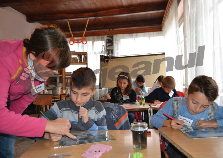 Pictură pe sticlă, quilling şi grafică, la Tabăra de Artă Plastică de la Baia de Fier