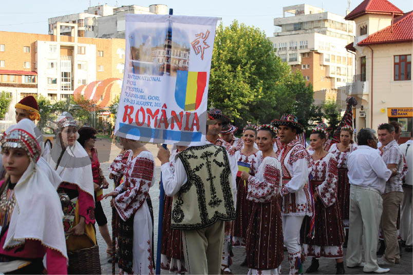 Târgujienii, încântaţi de frumuseţea costumelor membrilor ansamblurilor folclorice de peste hotare