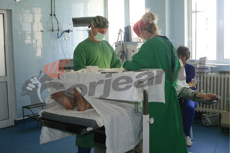 Premieră la Rovinari, Chirurgul Dumitrelea şi ortopedul Manda au pus o proteză de şold unei gorjence de 86 de ani