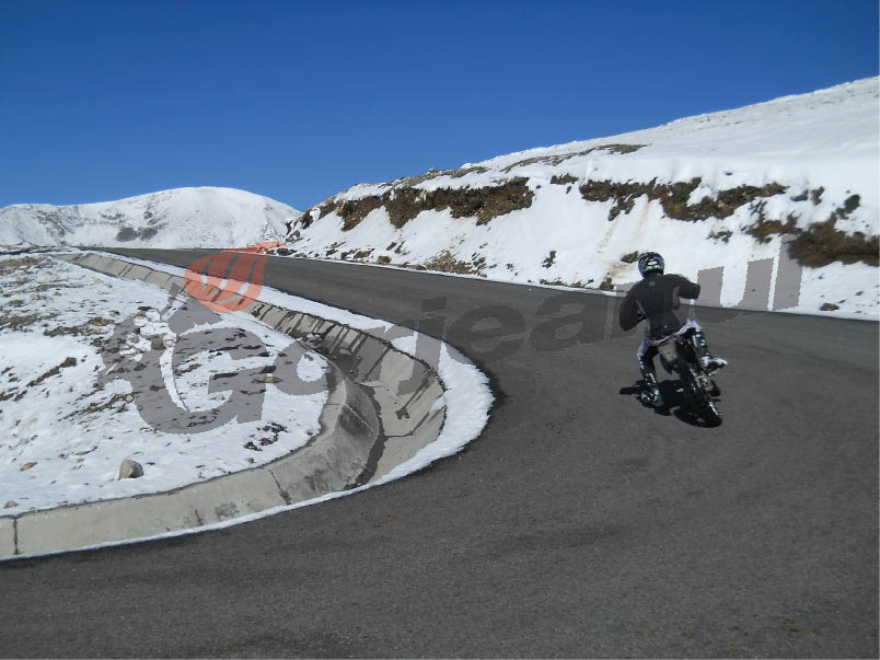 Turiştii s-au bucurat de primul week-end cu zăpadă, la Rânca