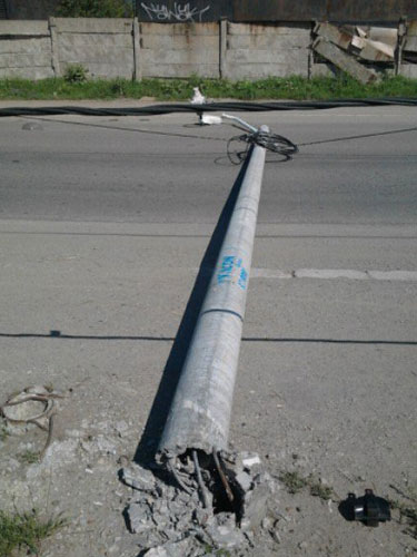 A intrat cu maşina în stâlp