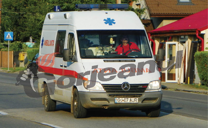 Bătrână acroşată de o maşină, pe trotuar