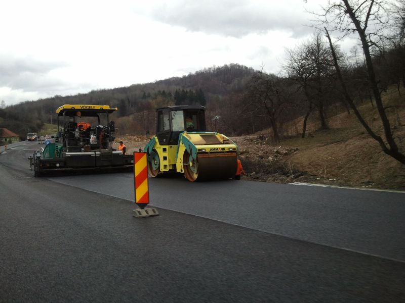 Primul strat de asfalt, pe DN 66, a fost turnat