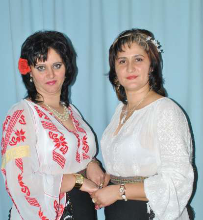 Gura Târgului – Surorile Burlan i-au cântat primarului din Borăscu la cantina CEO Turceni