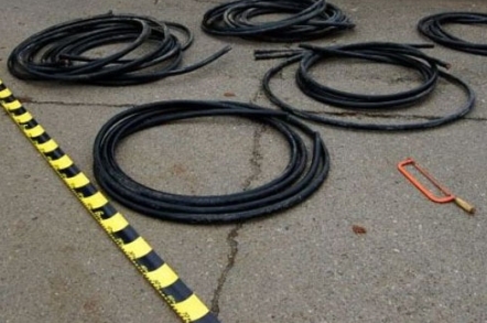 Hoţ de cablu, prins de poliţiştii TF