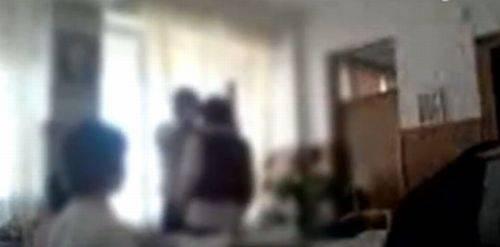 Profesor din Stoina anchetat după ce i-a pus pe elevi să se lovească „în glumă”