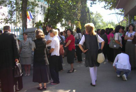 17 dascăli gorjeni, admişi în etapa online a concursului pentru experţi în managementul educaţional