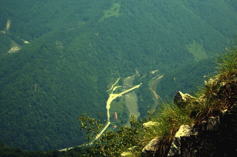 Ex-prefectul Bejat şi membrii Comisiei de Fond Funciar implicaţi în afacerea „Dumitra”, urmăriţi penal