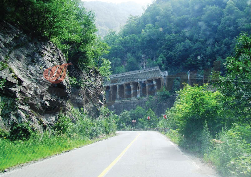 Maşină în flăcări pe Defileul Jiului