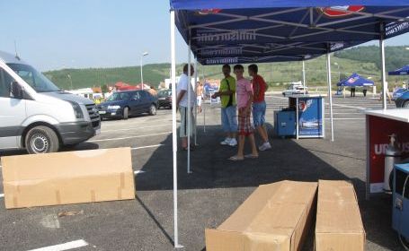 Tone de gunoaie, lăsate de petrecăreţi, pe Insuliţă