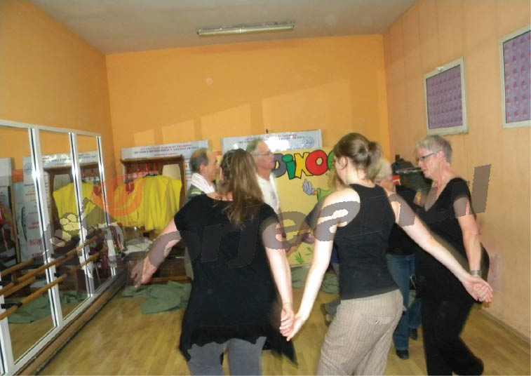 25 de elveţieni au luat lecţii de dans popular gorjenesc