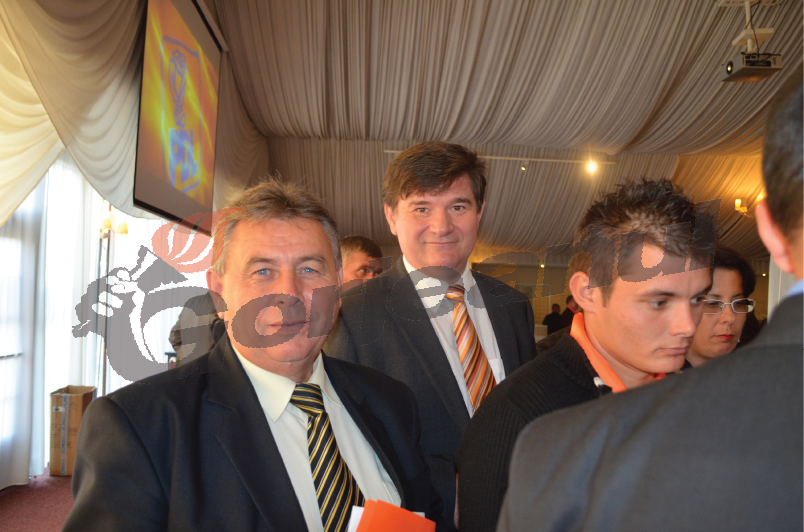 Universitarii Ghimişi şi Holt, în funcţii portocalii