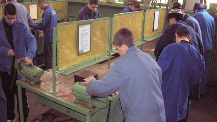 Prima etapă de înscriere în învățământul profesional, aproape de debut