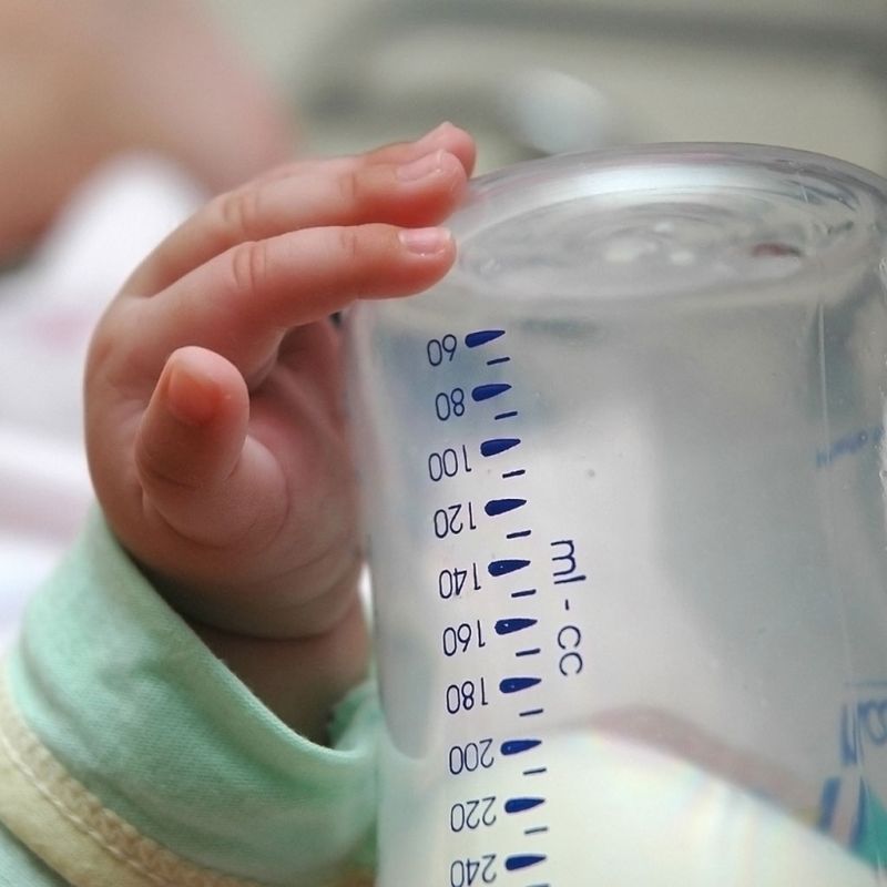 Peste 250 de bebeluşi beneficiază de lapte praf gratuit