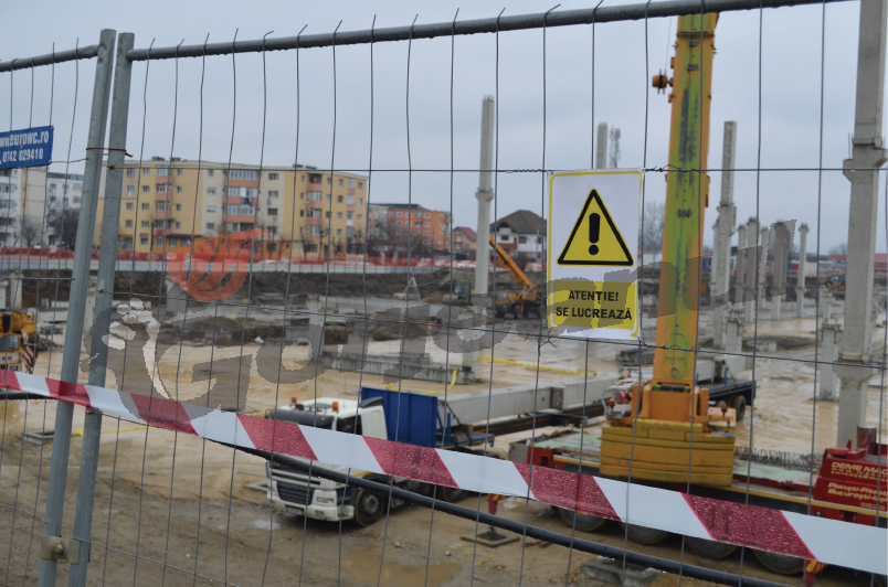 Lucrările la Mall-ul Târgu-Jiului, paralizate de zăpadă