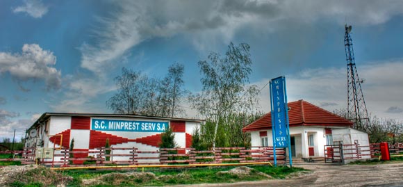 Gura Târgului – Angajaţi ai Minprest curăţă de câteva zile drumul pentru Ponta