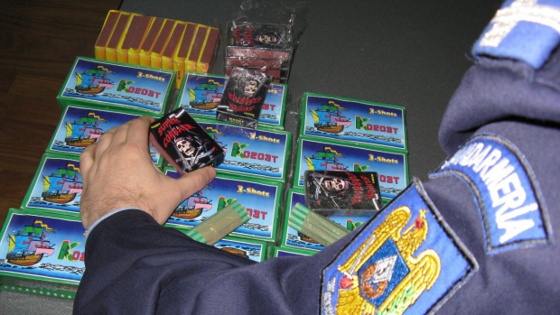 Dosar penal pentru operaţiuni ilegale cu articole pirotehnice