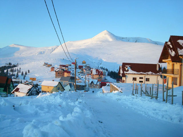 Turiştii care urcă la Rânca trebuie să-şi pregătească maşinile corespunzător