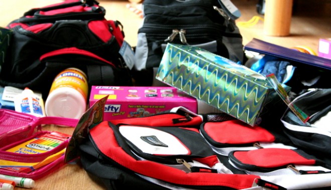 Peste 11.700 de elevi gorjeni vor primi rechizite gratuite