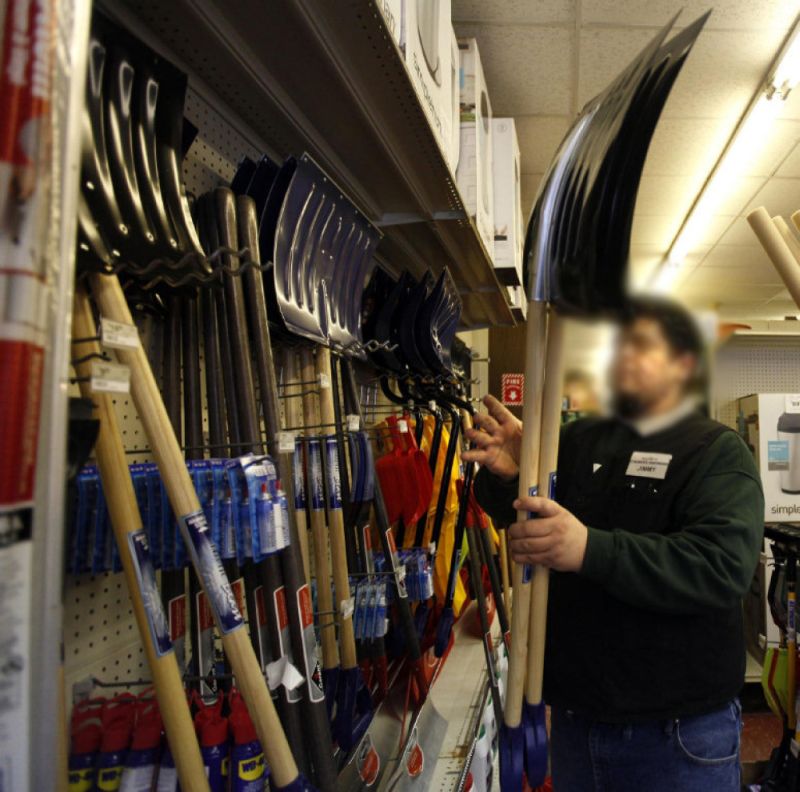 Comercianţi fericiţi: Vânzări mari la raclete, lopeţi şi lanţuri