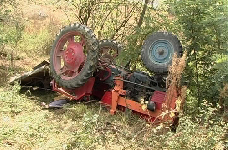 A murit strivit de tractor
