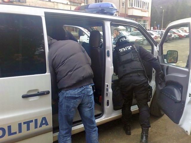 Patru grupări infracţionale, destructurate în 2013 de poliţiştii gorjeni