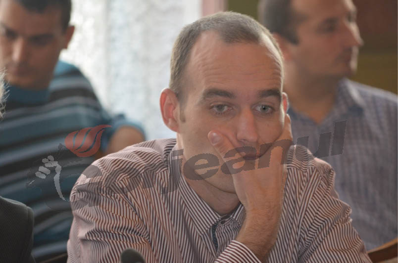 Vâlceanu le arată pisica lui Cârciumaru şi lui Călinoiu