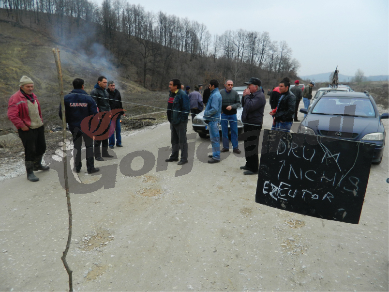 Pensionari anchetați pentru că au blocat un drum