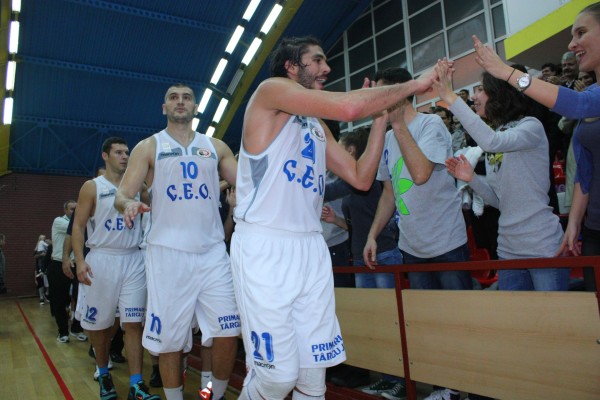 Energia saluta fanii