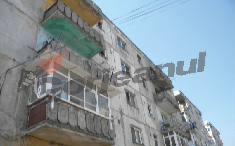 Gura târgului – Blocurile dezafectate din Mătăsari îi fac cu ochiul unui neamţ