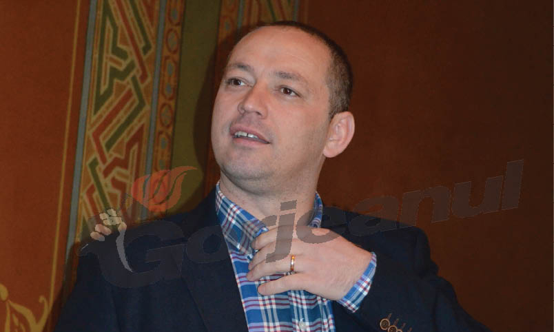 Primarul de Padeş şi cumnatul în piscină la Herculane, pedeliştii gorjeni la miting în Bucureşti