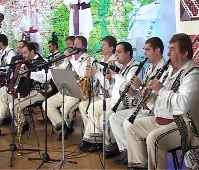 Spectacol „Doina Gorjului” pentru sexul frumos şi puternic