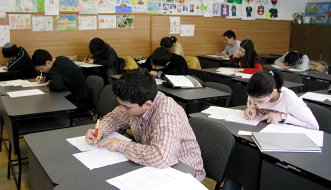 Peste 500 de elevi, la etapa judeţeană a Olimpiadei de Lingvistică