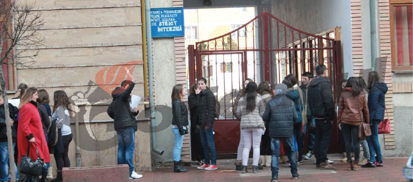 Zeci de elevi, absenţi la prima probă a simulării pentru Evaluarea Naţională