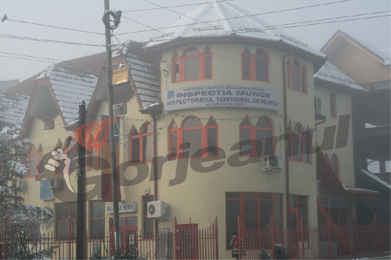 Două lucrătoare în comerţ, prinse muncind „la negru”