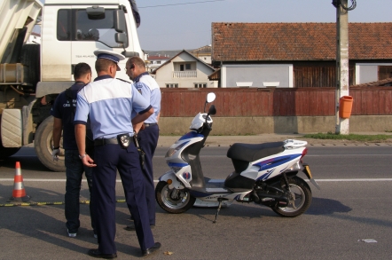 Fără permis, pe un moped neînmatriculat