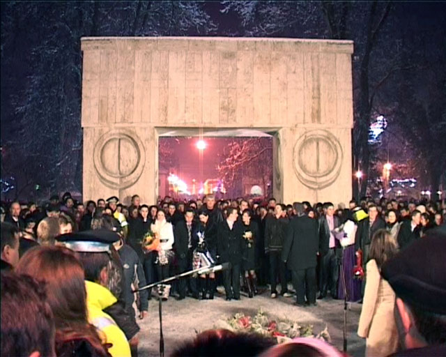 16 cupluri s-au căsătorit la Poarta Sărutului