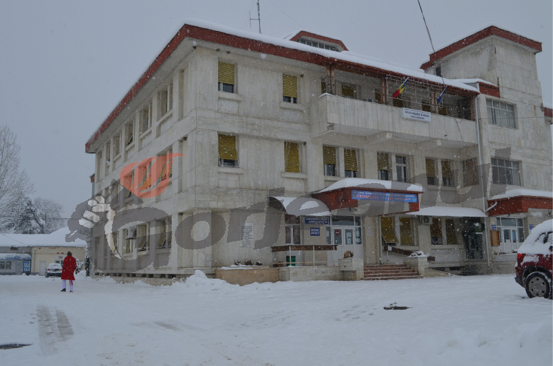 Bărbat întins pe drum, acroşat de un autoturism