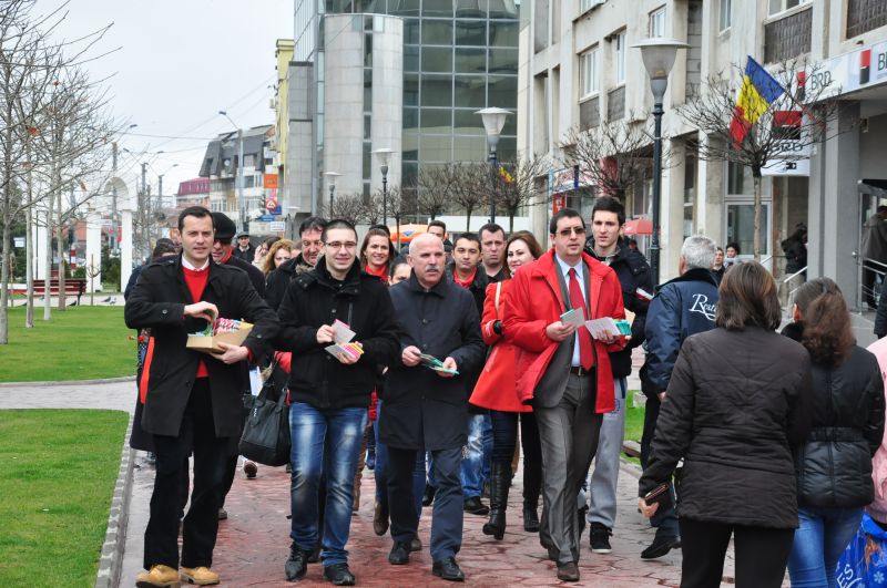 Ciocolată şi felicitări PSD pentru gorjence