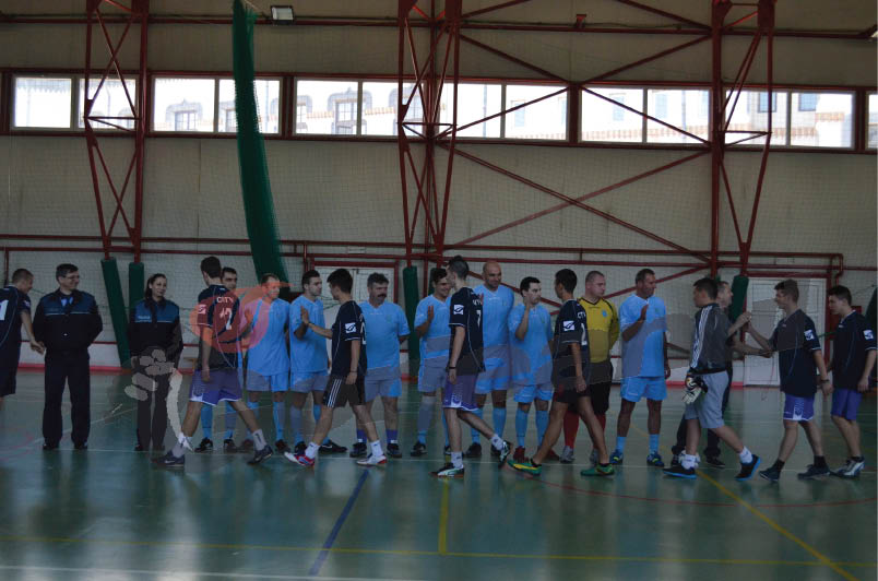 Meci de fotbal între poliţişti şi elevi