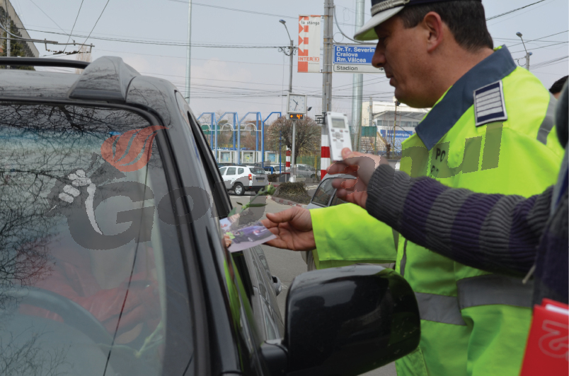 Flori şi felicitări de la poliţişti pentru gorjence
