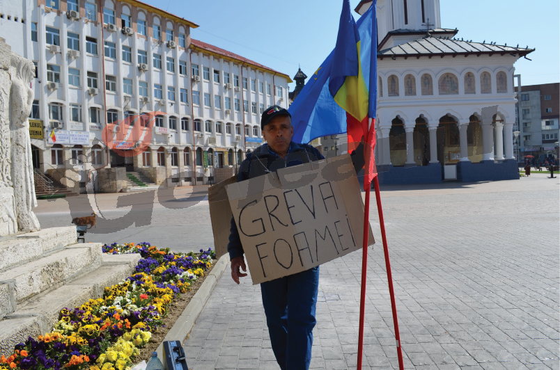 Un bărbat a intrat în greva foamei în faţa Prefecturii Gorj