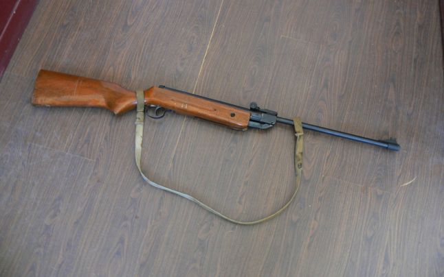 Cercetat pentru deţinerea unei arme neletale