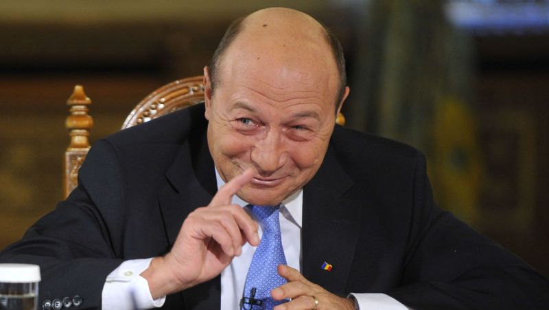 Băsescu şi ai lui ciumeţi siluiesc Constituţia