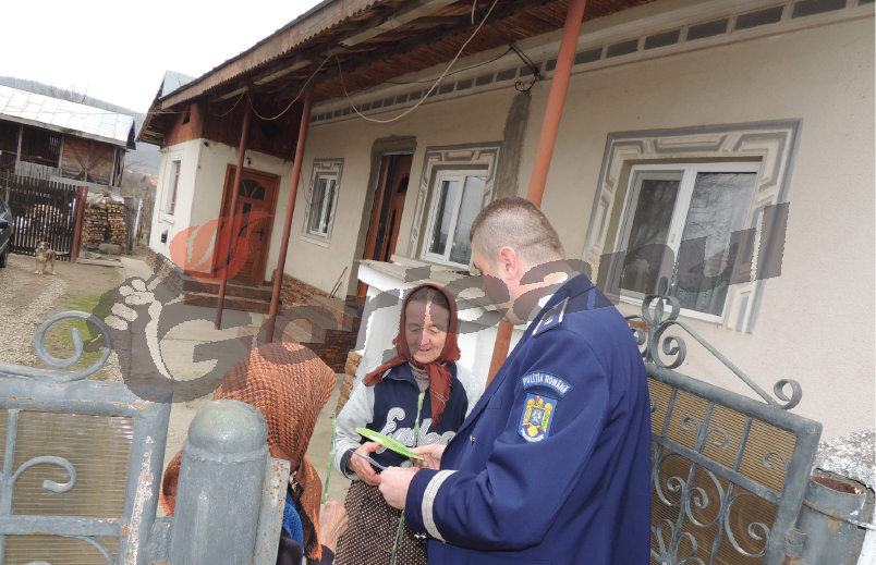 Flori și mărțișoare de la polițiști pentru bătrânele din Gorj